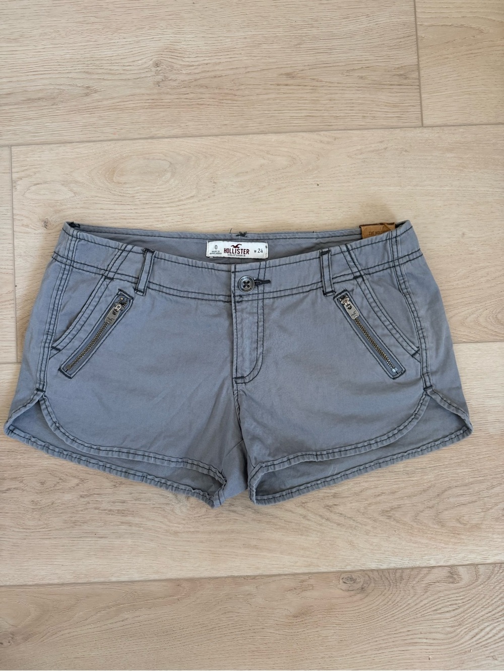 NWT Hollister Women Low Rise Gray Casual Zip-Pocket Cargo Utility Mini Shorts 24